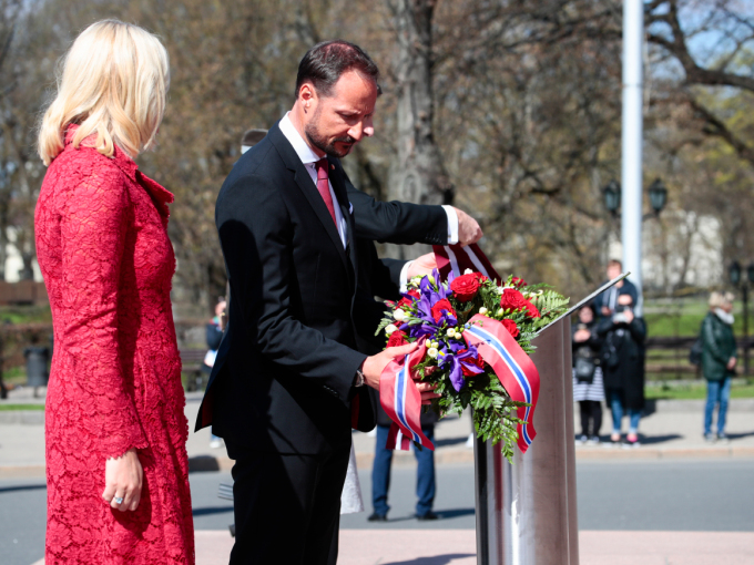 Kronprinsparet og Presidentparet legger blomster ved Latvias frihetsmonument. Foto: Lise Åserud / NTB scanpix